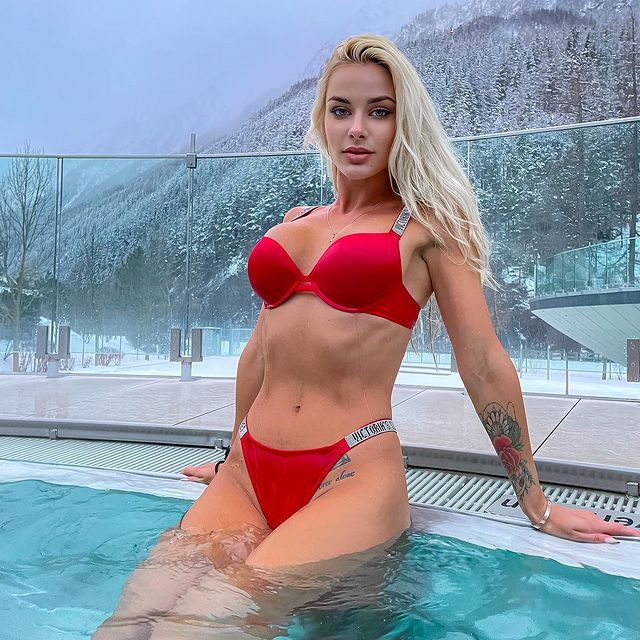 Elena este de o frumusețe răpitoare! Blonda arată ca o majoretă și te lasă mască dintr-o piruetă!