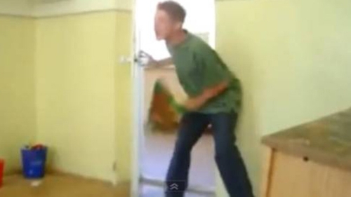 ŞOCANT! Un elev i-a tăiat gâtul profesorului în şcoală după ce i-a confiscat telefonul! A murit în faţa celorlalţi copii din clasă