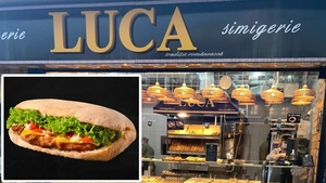 Surpriză! Ce conțin, de fapt, sandvișurile cu șnițel din patiseriile Luca din România