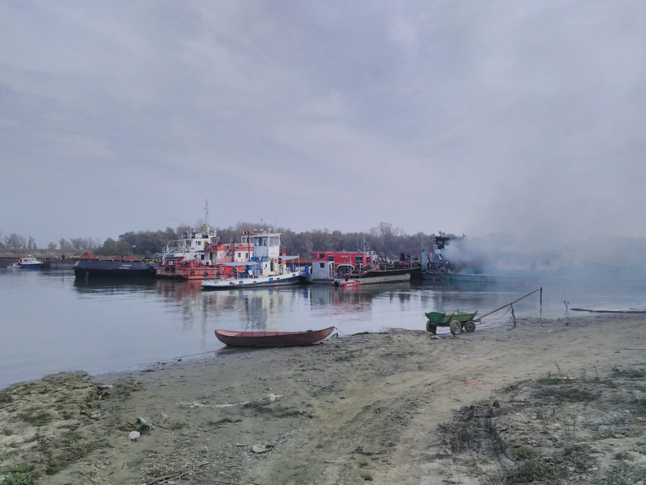 Incendiu puternic pe Dunăre, la o barjă cu bauxită. Pompierii s-au luptat minute în șir cu flăcările