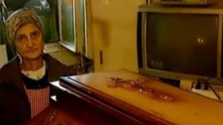 VIDEO O batrana din Ferentari isi tine cosciugul in mijlocul sufrageriei de teama sa nu fie tarata pe scari intr-un sac