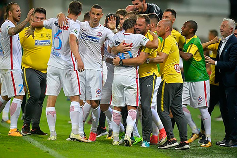 Fotbaliştii de la FCSB, într-un moment de bucurie