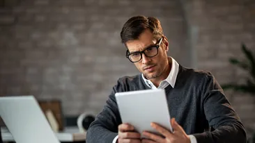 (P) Cum să porți bluza cu cămașă sau sacou pentru un look office?