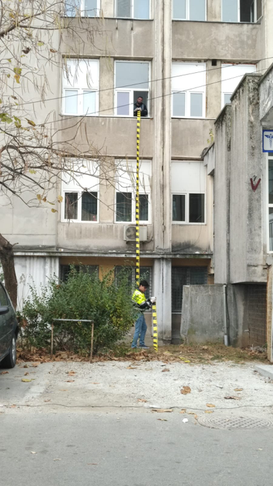 Locul unde a căzut pacientul este cercetat de polițiști