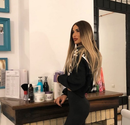 Daniela Crudu a dat brunetul pe blond! Fosta asistentă TV şi-a schimbat radical look-ul