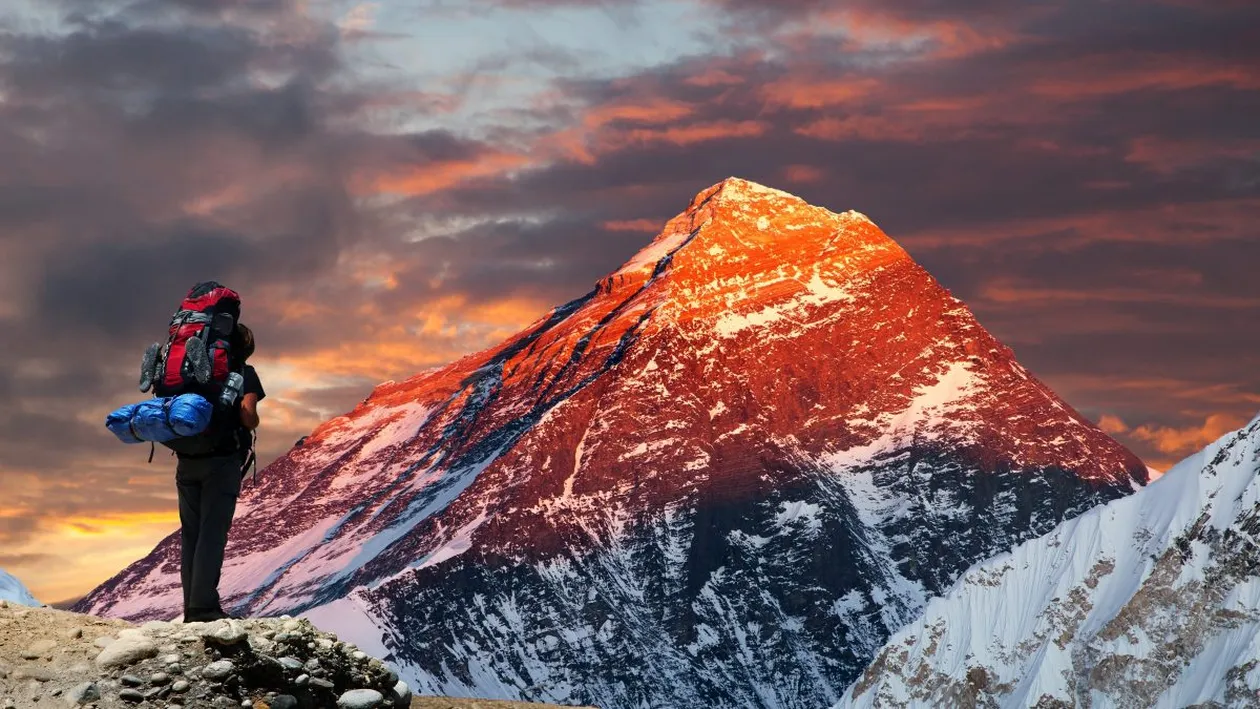 Coronavirusul a ajuns și pe cel mai înalt vârf de munte de pe planetă. Un alpinist de pe Everest, coborât cu elicopterul după ce i-a fost rău