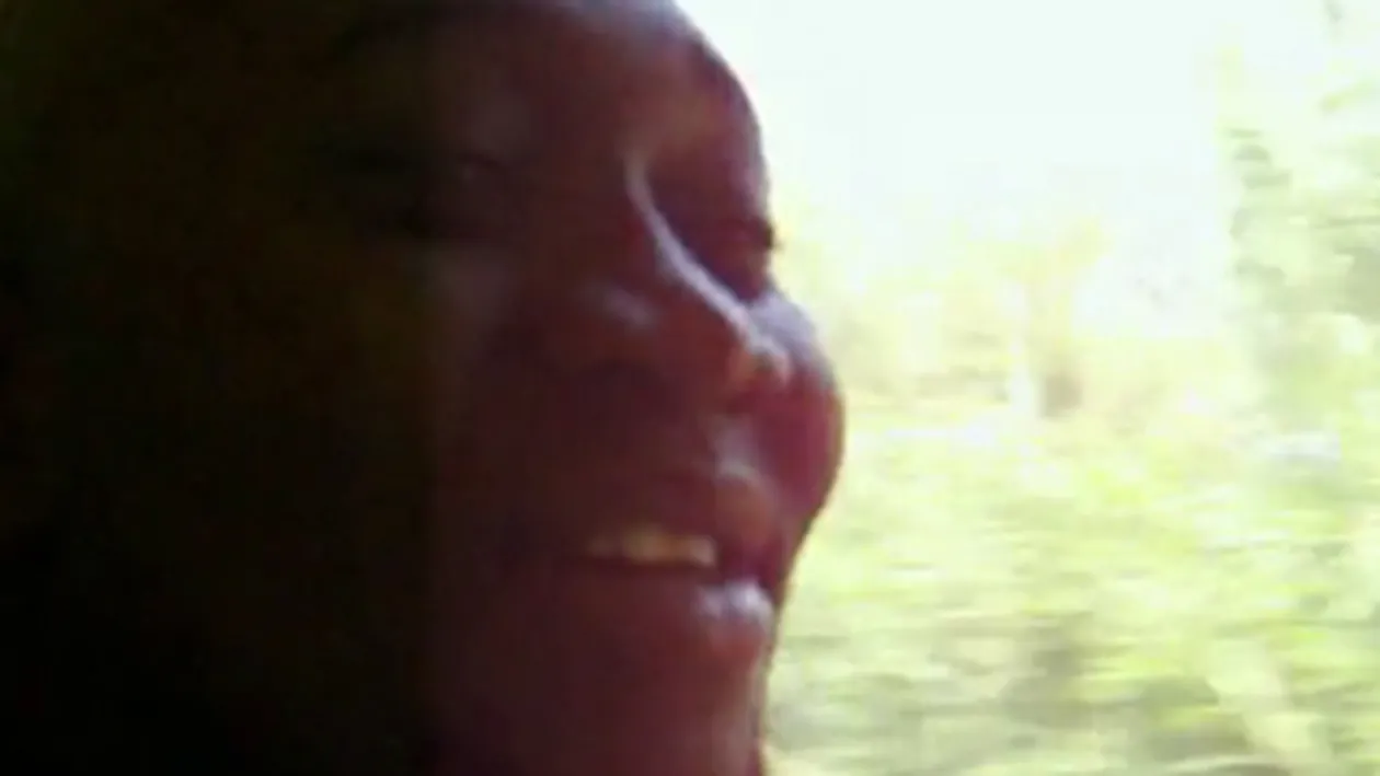 VIDEO Baietii astia doi de la Barbulesti i-au zapacit pe spaniolii dintr-un tren de lux! Reactia uluitoare a ibericilor cand au auzit maneaua Nu te las, nu te las... AU INCEPUT SA CANTE CU EI