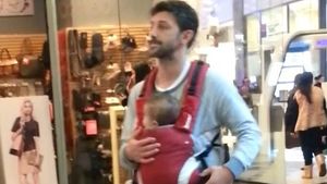 Andi Vasluianu este un tatic model! Cum se descurca cu fetita sa in aglomeratia din mall!