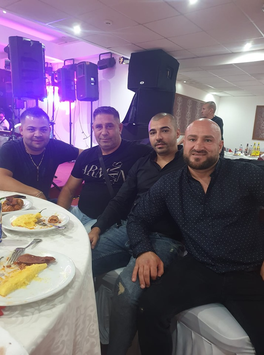 Video șocant! Rivalul Cordunenilor a snopit în bătaie trei bărbați, într-un club de manale: ”Băi, dacă mai dați dedicații pentru…” Cu o mână i-a pocnit, cu cealaltă a filmat totul