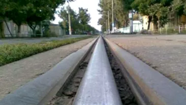 Incredibil, dar adevarat! Unui sofer din Capitala care circula pe linia de tramvai i-a intrat sina in picior - VEZI cum a fost posibil