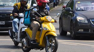 Câți bani încasează un livrator Glovo care muncește pe timp de ploaie? Suma incredibilă care îi intră în buzunar, deși clienții achită o suprataxă