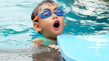 Caz grav în Capitală! 18 copii au fost intoxicați cu clor la un bazin de înot. Cei mici au ajuns de urgență la spital