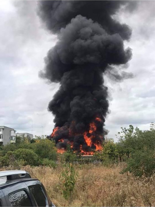 Incendiu extrem de violent la o fabrică de mobilă din Pitrești