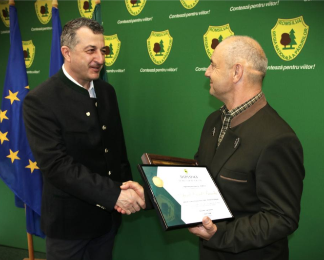 Romsilva l-a premiat pe pădurarul Aurel Frandeș, care a salvat două fetițe dispărute. Sursa foto: Romsilva/Facebook