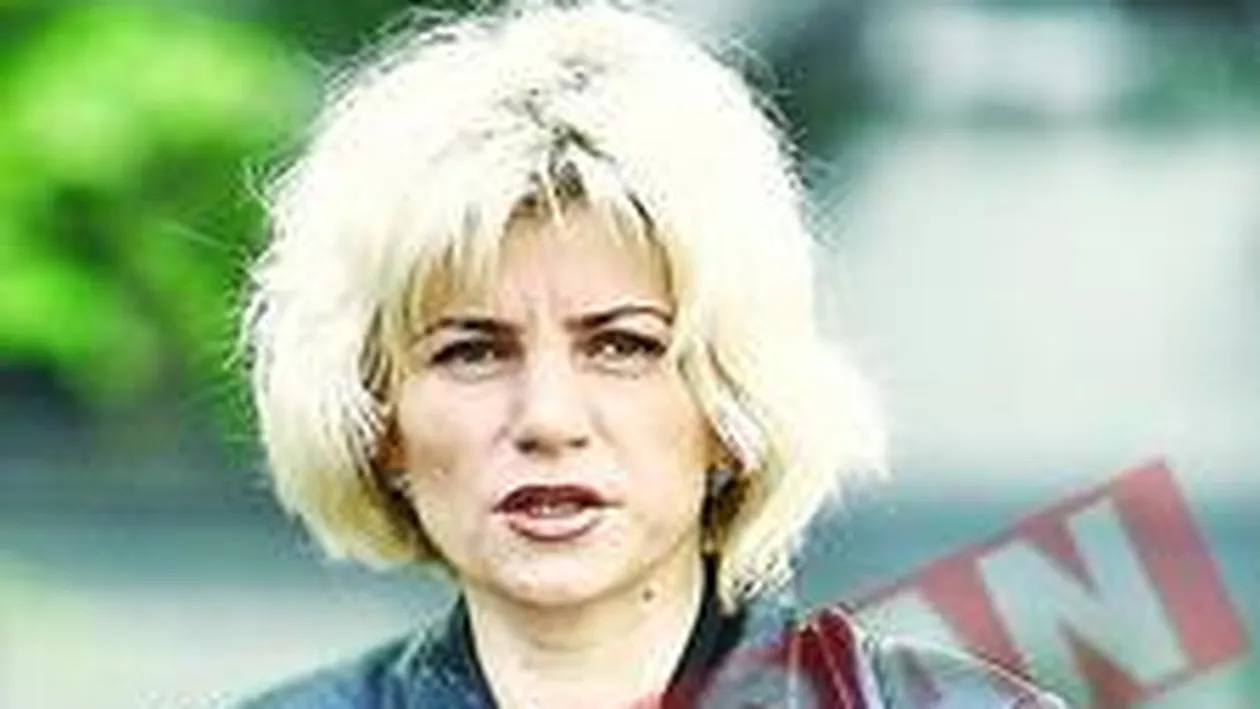 Judecatoarea cu silicoane, tinuta in brate de colegi