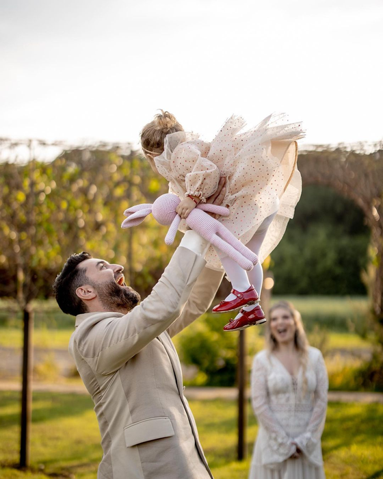 Primele imagini cu fiica Ginei Pistol și a lui Smiley, de la nuntă! Micuţa Josephine o adevărată prinţesă