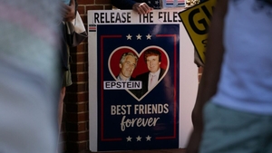 Presupusa felicitare a lui Donald Trump către Jeffrey Epstein arată ce relație bizară aveau cei doi: „Fiecare zi să-ți fie un secret minunat”