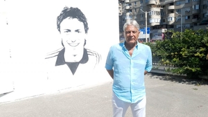 Un craiovean talentat! După ce a pictat chipul lui Ilie Balaci, acum l-a pictat și pe Sorin Cârțu pe unul dintre zidurile Craiovei. FOTO