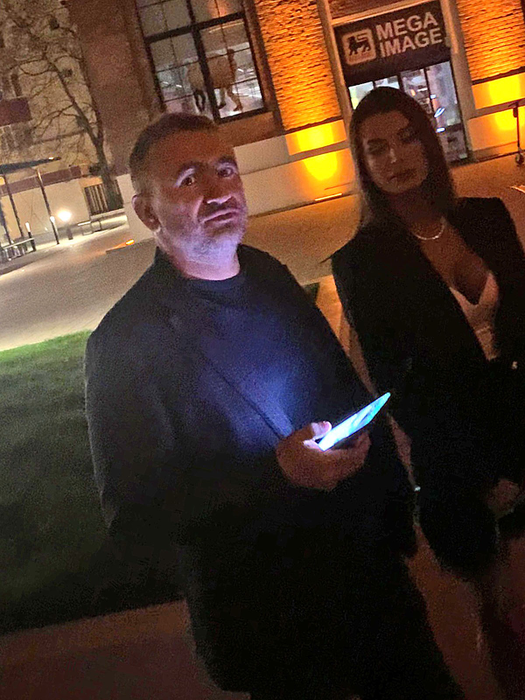Mișu Pricopsitu schimbă mesaje cu cineva (Foto: CANCAN.RO)