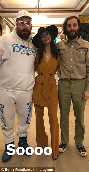 Femeia cu cei mai frumoşi sâni naturali din lume s-a căsătorit! Imagini senzationale din culisele nuntii lui Emily Ratajkowski
