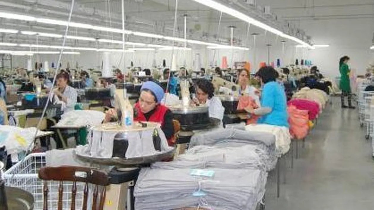 Limbaj ca la usa cortului! Patronul unei fabrici din Romania isi injura angajatii, carora nu le da salariile la timp: ”Animalelor, ma dezgustati” 