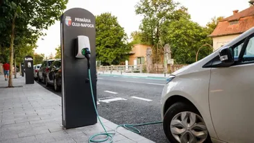 Câți lei a fost obligat să plătească un șofer din Cluj, după ce și-a încărcat mașina electrică la o stație a Primăriei