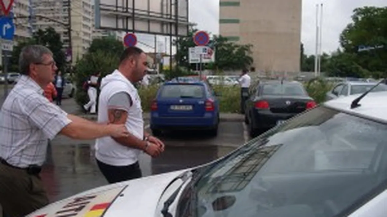 Trei tineri suspectaţi că au incendiat mai multe maşini, daţi în urmărire internaţională