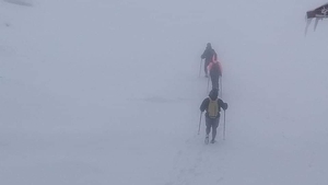 Alertă pe Transfăgărășan! Intervenție pentru a salva turiști aflați pe marginea prăpastiei