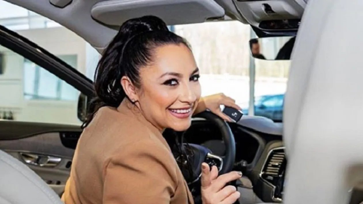 Andra și-a lăsat fanii fără cuvinte! Artista s-a afișat cu un decolteu adânc și cu sânii pe jumătate afară