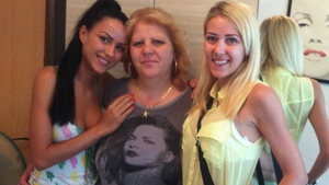 Mama DANIELEI CRUDU a luat-o pe urmele celor două fiice! Cum arată după ce s-a "tunat" la medicul estetician