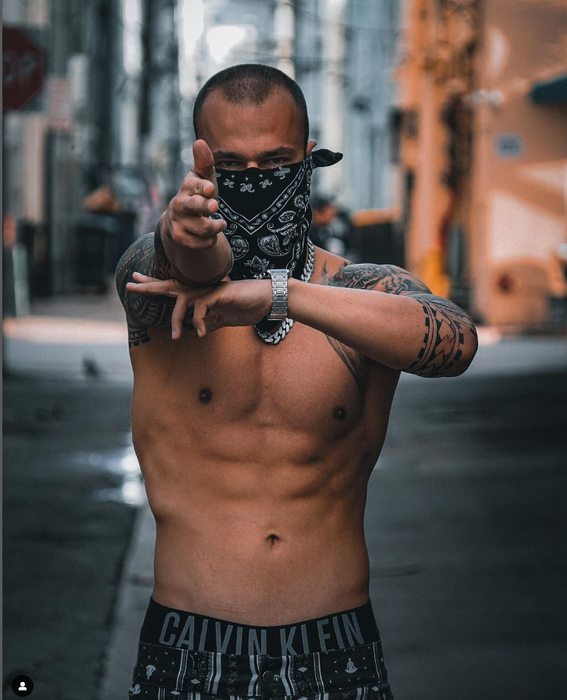 Yamato s-a trezit blocat peste tot de către fata cu care era în tatonări. (SURSA: INSTAGRAM.COM)