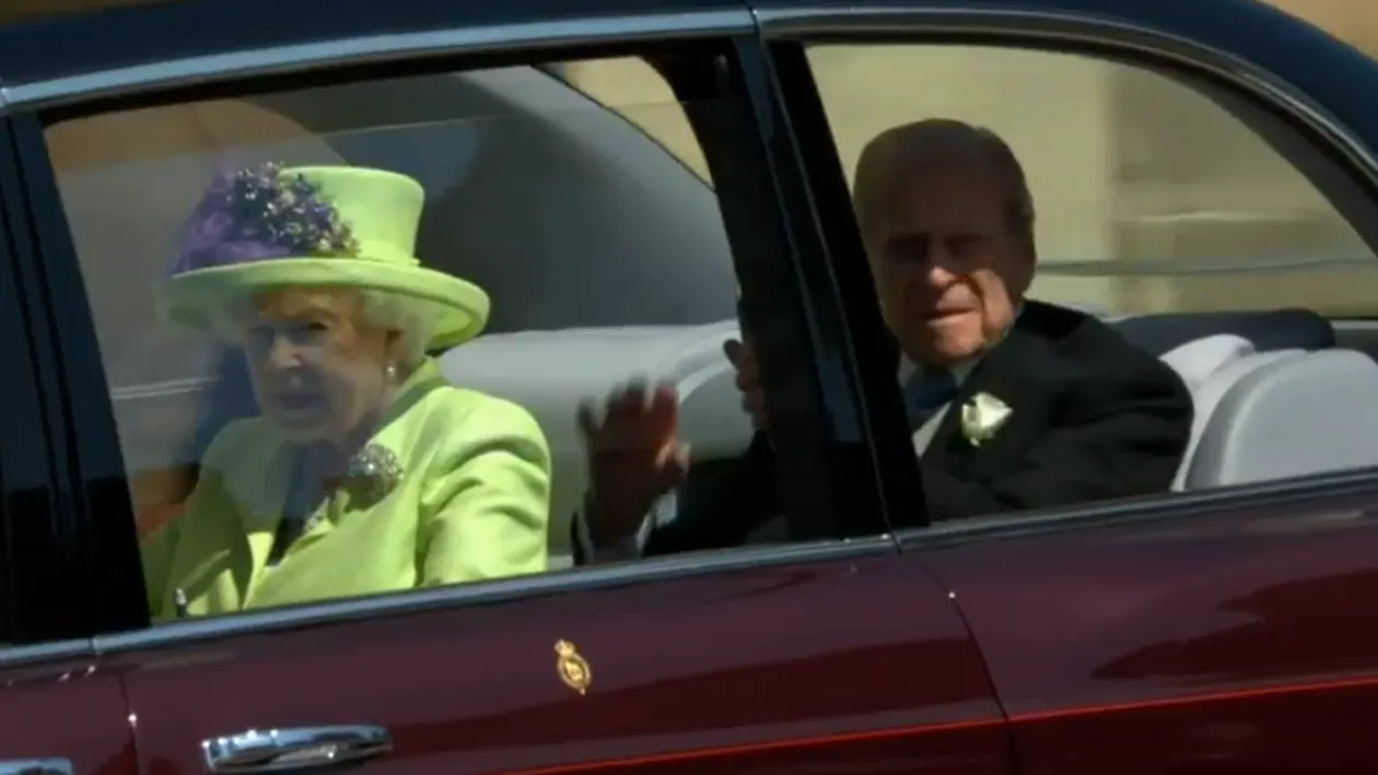 A spart toate tiparele! Regina Elisabeta a purtat o ținută verde neon la nunta regală!