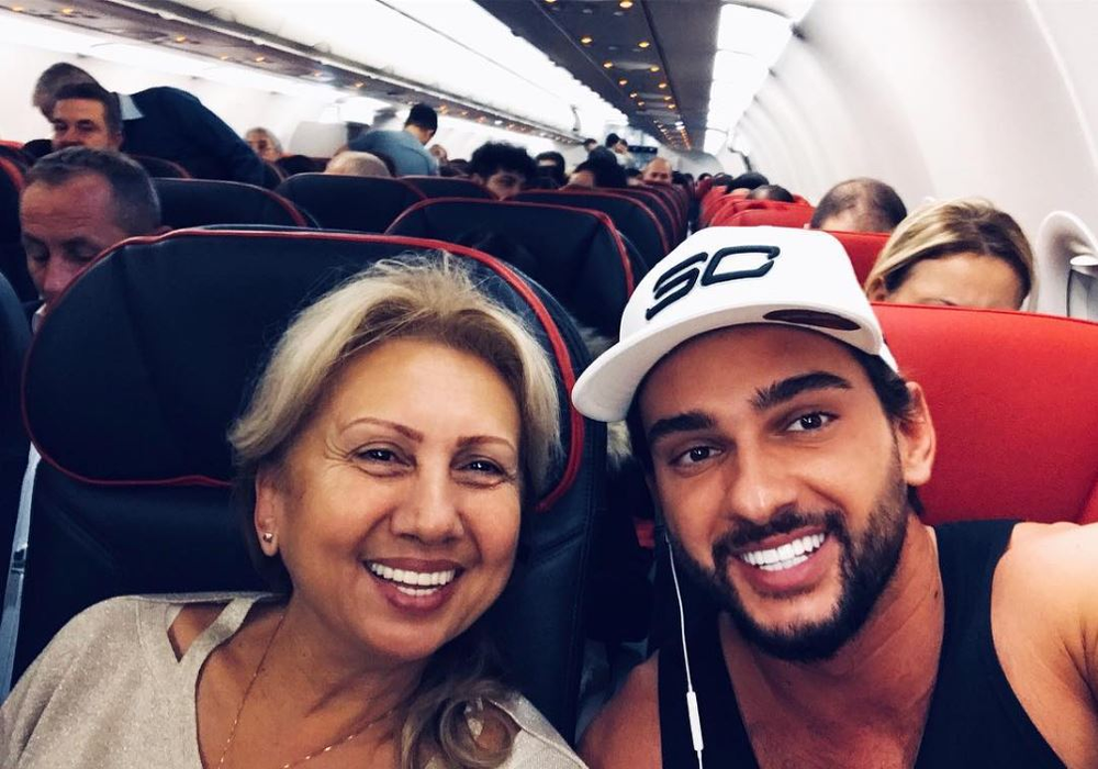 Dorian Popa și-a uimit mama cu un cadou surpriză: un Polo nou-nouț (Foto: Instagram)