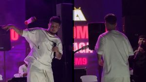 Babasha, incident neplăcut în timpul unui concert. Un spectator a aruncat o sticlă pe scenă: ”Nu e frumos din partea voastră!”