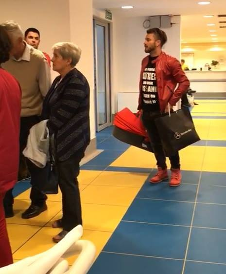 Tavi Clonda a ajuns la spital să-şi ia fetele acasă! Primele imagini de la maternitate cu fericita familie