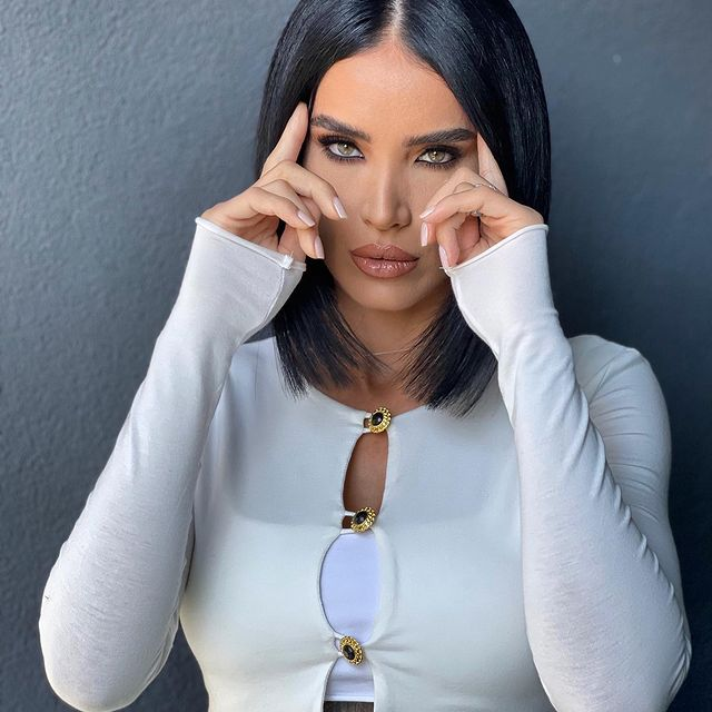 Cum arăta Adelina Pestrițu înainte să apeleze la serviciile esteticianului  Unul dintre cei mai urmăriți influenceri a trecut de-a lungul anilor prin mai multe schimbări de ordin fizic