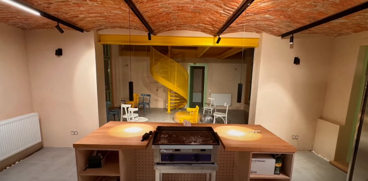 Cât te costă dacă vrei să dormi o noapte în casa lui Tudor Chirilă de la Viscri? Nici la Paris nu e așa de scump
