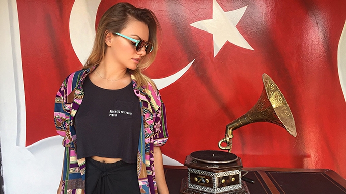 ALEXANDRA STAN s-a pozat în aeroport, dar toată lumea s-a uitat la ASTA! "Nu mă întrebaţi..."
