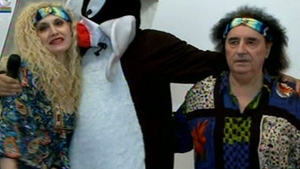VIDEO Marian Nistor, la un pas sa bata un barbat la filmarea unui spot publicitar! Mascota din reclama i-a pus mana pe fund sotiei lui: "Il calcam in picioare! Nu se mai putea!"