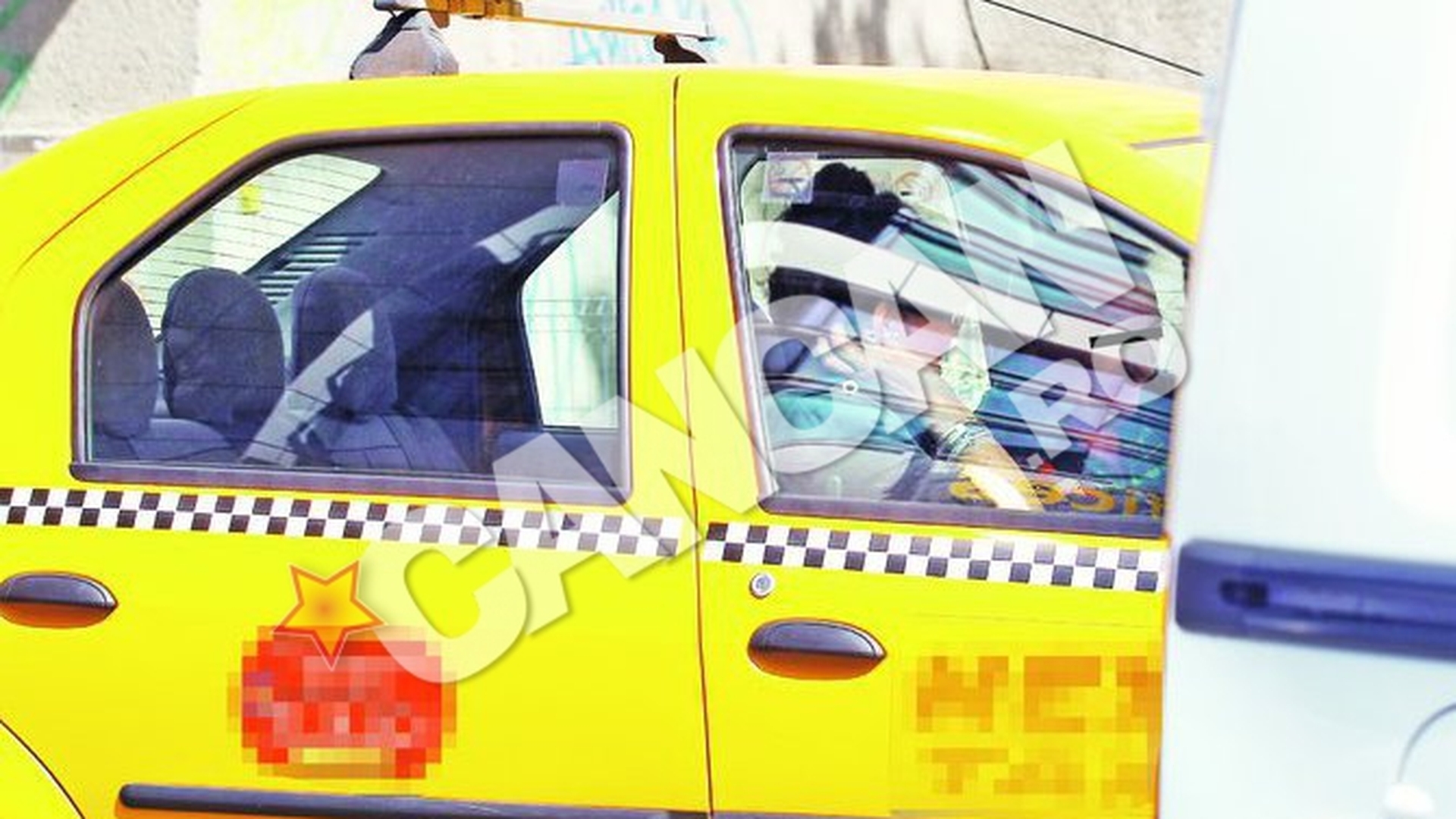 Actrita a fost un zambet tot drumul! Cristina Stamate i-a facut ochi dulci unui taximetrist