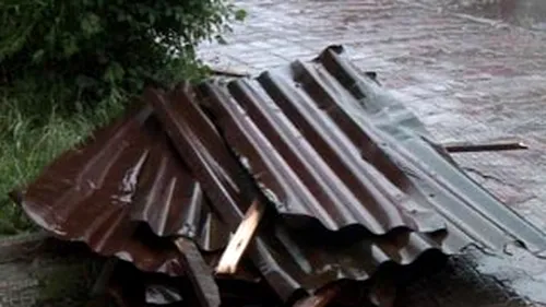 Vantul si ploile fac ravagii in tara! Mai multe acoperisuri de pe casele din Bistrita-Nasaud au fost smulse de furtuni!