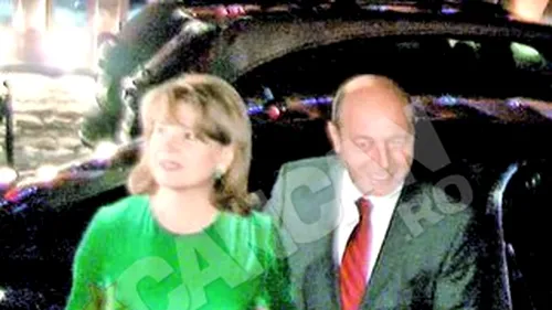 Traian Basescu si sotia sa au petrecut Anul Nou la Predeal, cu fruntasii partidului! Au ajuns primii la Revelion