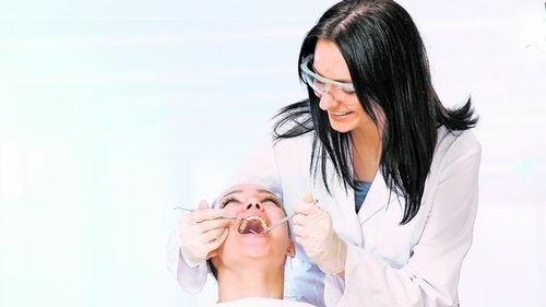 Ce trebuie sa stii despre implantul dentar. O interventie sofisticata, in mai multe etape, poate inlocui dintii avariati