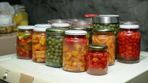 Cum se sterilizează corect borcanele pentru zacuscă și murături