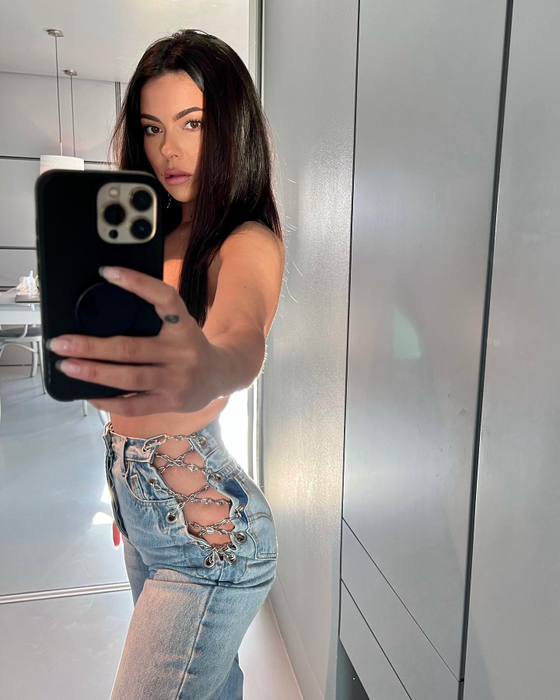 Inna a renunţat la sutien în vacanţă şi a făcut deliciul fanilor. Imagini incendiare