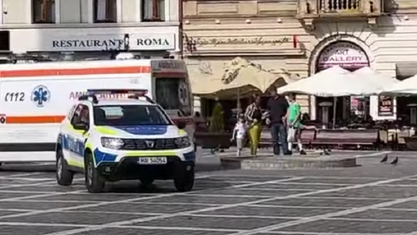 Descoperire macabră în Piața Sfatului din Brașov. A zăcut pe asfalt și sute de oameni au trecut pe lângă el