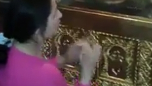 Cea mai cruntă pedeapsă ţigănească pe care ai văzut-o până acum! Şi-a pus soţia în genunchi în faţa altarului, apoi…