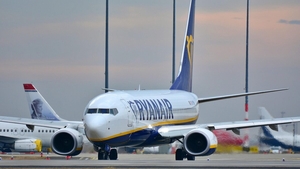 Lovitură pentru turiști! Ryanair închide baze și elimină sute de mii de zboruri