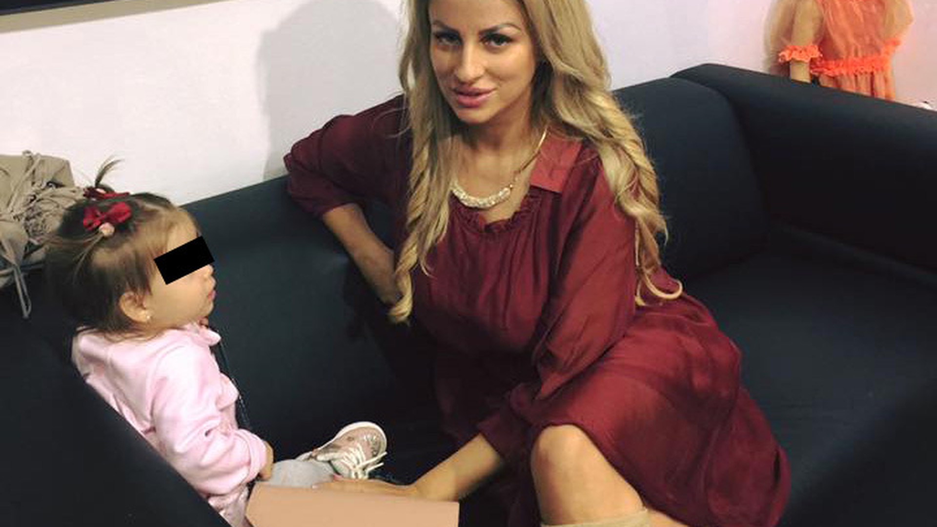 SÂNZIANA BURUIANĂ a ajuns de urgenţă în ţară cu fetiţa ei. Blonda a tras o sperietură de zile mari