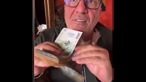 "Cu femei la stradă mă ocup". Nelson Mondialu şi-a pus Tik Tok-ul în cap, după ce şi-a arătat cărămizile de bani